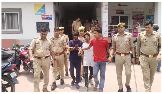 अपराधियों पर नौबस्ता पुलिस का सख्त एक्शन, क्षेत्र में कराई गई अपराधियों की परेड
